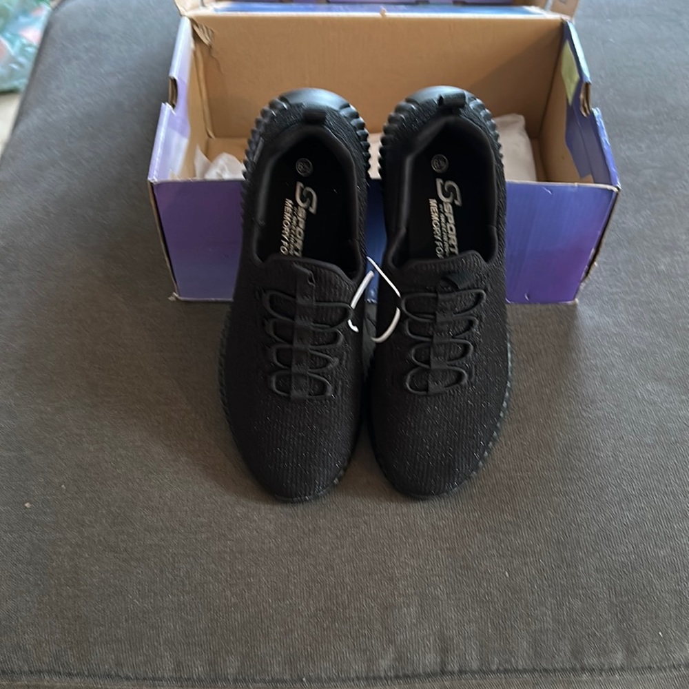 New Women’s size 61/2 black S sport by Skechers.